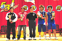 　第五屆「健康上籃」個人獎項揭曉分別是MVP劉政杰（右二）、得分王陳星宇（右一）、三分球王張彥佑（左二）、人氣王陳飛汎（左一）。（圖／文：曹重偉）