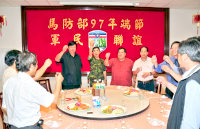 　縣長陳雪生、議長陳振清率各界端節致敬團向防區官兵致敬，並與指揮官張慶翔一起舉杯祝賀軍民、鄉親佳節愉快。（圖／文：曹重偉）