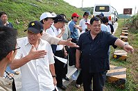 連江縣議會前進東引鄉考察,了解基礎建設之外,還與地方民代、村長座談,聽取改善交通的建議方案。(圖/文:陳其敏)