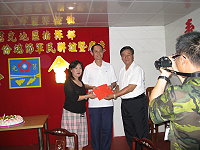 莒光地區歡度端午節舉辦軍民聯誼餐會,鄉代主席致贈加菜金。(圖/文:陳樂團)