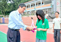 　台電馬祖區處處長陳寶利赴介壽國中小發放獎助學金，剛好今年基測榜首曹祐寧（中）也在受獎行列，特別嘉勉一番。（圖／文：曹重偉）
