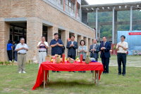 馬中昨日進行「校園整體規劃及改建工程」第一期工程啟用典禮,謝土典禮上校長陳善茂與其他貴賓感謝一路走來的諸多協助,並祈祝馬中校運順遂。(圖/文:劉秋月)