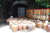 　馬祖酒廠近期正在進行八八坑道之整理工作，由內而外重整酒甕及定點排列，近期還要發包打通坑道後面出口，鋪設步道，讓遊客參觀動線「前進後出」更加順暢安全。（圖／文：劉秋月）