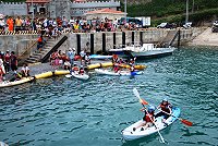 　東引鄉慶端午獨木舟趣味競賽，大人、小孩齊開心。（圖／文：陳其敏）