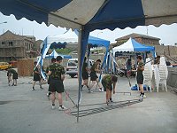 　九十七年端節龍舟競賽比賽地點改為東莒福正海邊，軍中弟兄傾力協助佈置會場。（圖／文：林冰芳）