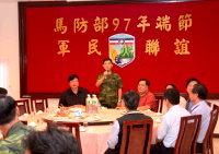 指揮官張中將於餐會中表示,承蒙全體馬祖鄉親的支持與鼓勵,馬防部才有大幅的成長與精進,並屢獲各級長官的肯定,軍民情誼也在歷次的合作中,更加緊密與融洽,印證了「軍民合作」的最佳典範。(圖/文:陳志堅)