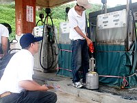 　標準檢驗局基隆分局馬祖辦事處人員到東引加油站進行油量計（加油槍）年度檢查。（圖／文：陳其敏）