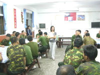 馬防部心衛中心日前舉行「心理衛生巡迴宣教」活動,志工媽媽親切詢問弟兄生活近況,並提醒官兵在遭遇不愉快時,可尋求志工媽媽或心輔老師協助,以營造「決定快樂,從心出發」的優質生活環境。(圖/文:王泰閔)