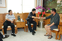 　縣長希望透過李小石攀登聖母峰的壯舉，一同將馬祖帶上國際舞台。（圖／文：鄭慧菁）