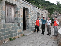 　縣警局長歐陽立青率刑警隊人員登上大坵島，評估架設監視系統可行性。（圖／文：陳鵬雄）
