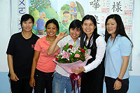 仁愛國小成人基礎教育中級班歡喜落幕,學員們特別送上大花束給校長劉碧雲,做為溫馨的謝師禮。(圖/文:曹重偉)