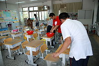 　介壽國中小進行每日校園消毒工作，用稀釋漂白水擦拭全校課桌椅及學生常接觸物品，另外也進行全校環境的噴灑。（圖／文：劉秋月）