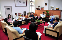 針對縣府文化局新訂「連江縣傳統建築風貌補助自治條例」草案,縣議會特別進行協調,讓局長劉潤南充分說明。(圖/文:曹重偉)