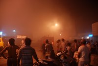　東引南澳郵局旁一間民房在18日晚間突然失火，聚集許多民眾圍觀關心。（圖／文：陳其敏）