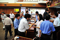 　議長陳振清敲下議事槌，縣議會第四屆第五次定期大會圓滿閉會，縣長陳雪生及列席官員們也向各議員握手致意。（圖／文：曹重偉）
