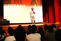 　王偉忠的「馬祖亂講」，讓民俗文物館一樓演講廳空前擠爆，舞台下、走道、階梯都是人，名人魅力實在無法擋。（圖／文：劉秋月）