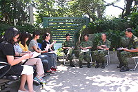 在座談會中,指揮官及政戰主任、副主任,針對防區心輔工作與在場志工媽媽討論及交換意見(圖/文:陳志堅)