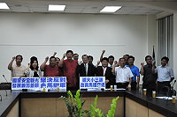 　縣長陳雪生、立委曹爾忠、議長陳振清及全體議員在記者會上振臂大聲疾呼，強烈表達反對金馬撤軍的立場。（圖／文：曹重偉）