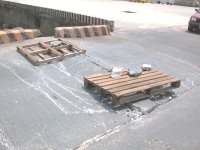 　猛澳港路面出現裂縫，港務處呼籲人車請繞道而行。（圖／文：林冰芳）