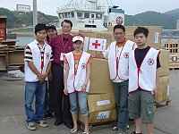 　紅十字會毛毯、棉被物資，昨運往馬尾轉送四川災民。（圖／文：劉秋月）