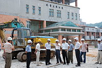 　行政院衛生署工程施工督導小組成員一行抵馬，對於縣立醫院新建醫療大樓目前進度及細部設計表示滿意，更誇獎衛生局在交通維持、就醫動線規劃的用心，期許輔導成為衛生署優等工程。（圖／文：劉秋月）