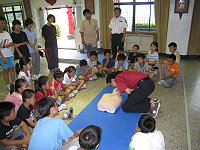 　莒光消防分隊暑假前夕進入校園教導CＰＲ。（圖／文：陳樂團）