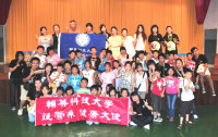 　輔英科技大學護理管理系十多位學生來馬參加創意競賽並貢獻愛心，於中正國小舉辦關懷夏令營，學子參與相當踴躍。（圖／文：曹重偉）