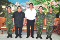 　馬祖防衛指揮部政戰主任李智雄（左一）榮調，縣長陳雪生、議長陳振清都肯定他對馬祖的付出，職缺由陳振國（右一）接任。（圖／文：曹重偉）