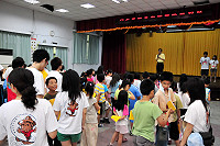 　國立師範大學離島同鄉校友會參加青年創意競賽於介壽國中小舉辦「口袋怪獸馬戲團冒險學習營」，校長陳書安勉勵小朋友用心學習。（圖／文：曹重偉）