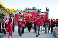 　牛峰境廟前往長樂市潭頭鎮龍山禪寺祖廟進香盛大登場，廟方舉行隆重的出宮儀式，搭乘合富輪展開首次祖廟進香之旅。（圖／文：曹重偉）