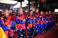 　復興村牛峰境廟「原鄉行腳」活動抵達進香首站－古田縣臨水宮，由團長曹爾忠率多位長老及隨團香客進宮參拜。（圖／文：曹重偉）