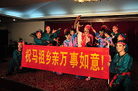 　福建省實驗閩劇院受邀為牛峰境祖廟進香團接風洗塵，在下榻飯店演出十多個精采節目；縣長陳雪生也宣布該院將再次來馬並赴台演出。（圖／文：曹重偉）