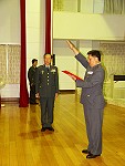 　陸軍司令部副司令廖鐵鳴中將主持東引指揮官陳曉明少將任職布達儀式。（圖：東引指揮部提供）