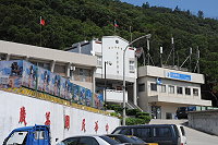 　塘岐中正路上有變電箱及行動電話基地台，附近居民擔心電磁波會影響健康。（圖／文：陳鵬雄）