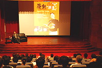 　蔣勳在民俗文物館，與鄉親暢談美與生活。（圖／文：鄭慧菁）
