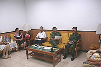 座談中,政戰主任及相關幕僚,針對防區心輔工作與在場志工媽媽討論及交換意見。(圖/文:莊郁傑)