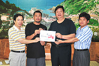 　藝術家李小石（左二）提出馬祖珠穆朗瑪峰遠征隊及行銷計畫，懇請縣長陳雪生支持，並秀出自己設計剛出爐的遠征隊T恤LOGO。（圖／文：曹重偉）