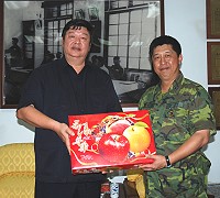 　縣長陳雪生致贈水果給東引指揮部，由指揮官陳曉明代表接受。（圖／文：陳其敏）
