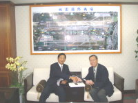 立委曹爾忠拜會新任民航局長李龍文,就機場改善及增加航班提出要求。(圖:曹爾忠國會辦公室提供)