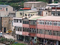 　東引南澳九棟國宅一房屋，鐵皮屋頂遭強勁西南風破壞。（圖／文：陳其敏）
