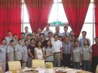 　台北縣長周錫瑋宴請連江縣合唱團一行，姊姊妹妹搶著要合照。（圖：縣府文化局提供）