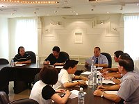 　為閩劇赴台演出事宜，縣府在台召開協調會，馬祖文教協會理事長葉金福、土城馬祖同鄉會理事長陳賢官與會，就細節進行討論，希望讓馬祖旅台鄉親閩劇一次看個夠。（圖：縣府文化局提供）