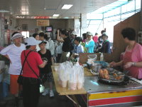 　遊團參觀早上市場成為指定景點，並就近食用特色小吃、點心做為早餐。（圖／文：劉秋月）