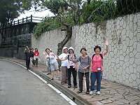 　滯留遊客利用陰涼天氣步行山路，一幅休閒、輕鬆模樣。（圖／文：劉秋月）