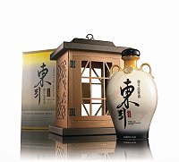 東引酒廠即將推出「黑嘴端鳳頭燕鷗」紀念酒,每瓶銷售所得將捐出一百元作為保育基金,為神話之鳥打造安心的家。(圖:東引高粱總代理鼎勝峰公司提供)