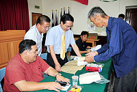 　地區民間土地問題嚴重，一老先生還在座談會上拿出清朝光緒年間的買賣地契做為祖傳土地證明，展現積極想取回自己土地的意志。（圖／文：曹重偉）