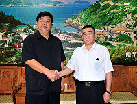 　新任馬祖海巡隊長曾明川拜會縣長陳雪生，就如何加強護漁交換意見。（圖／文：曹重偉）