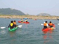 　FUN暑假去馬祖，獨木舟快樂遊。（圖：縣府觀光局提供）