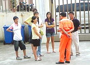 　慶鴻一六八號接駁船失火沉沒，船員家屬廿七日在八斗子漁港焦急等待親人消息，並向海巡署人員探詢最新救援消息。（圖：中國時報記者張謙俊提供）