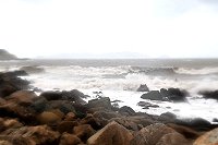 　鳳凰來襲，海面上是波濤洶湧，地區海上交通也是全面停擺。（圖／文：曹重偉）